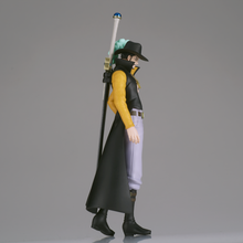 Load image into Gallery viewer, Banpresto One Piece the Shukko Dracule Mihawk Figure BP89726